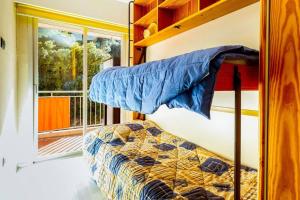 a bedroom with a bed in a room with a window at Terrazza Vista Mare, Parcheggio, Aria condizionata in Roquebrune-Cap-Martin