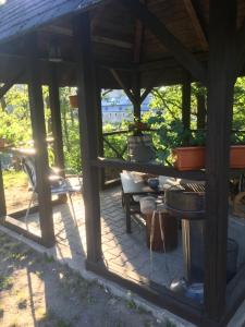 eine Terrasse mit einem Tisch und Stühlen unter einem Pavillon in der Unterkunft Vila Kost in Sobotka