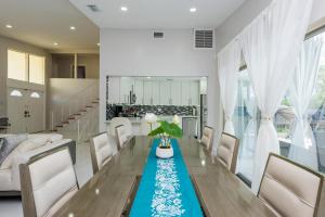 Beautiful Spacious Vacation Home With Pool