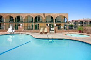 a large swimming pool in front of a building at Kings Inn Anaheim at The Park & Convention Center in Anaheim