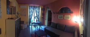 sala de estar con sofá y mesa en B&B degli Ottimati, en Reggio Calabria