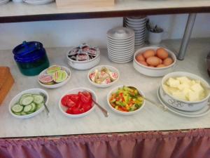 einer Theke mit Schalen aus Gemüse und anderen Schalen von Lebensmitteln in der Unterkunft Familiengasthof Zirmhof in Malta