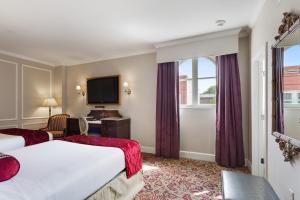 Prince Conti Hotel في نيو أورلينز: غرفة فندقية بسريرين ومكتب