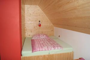 Voodi või voodid majutusasutuse Valinka - chata pod rozhlednou Val toas