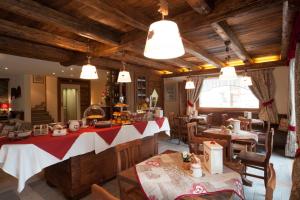 Reštaurácia alebo iné gastronomické zariadenie v ubytovaní Relais du Berger