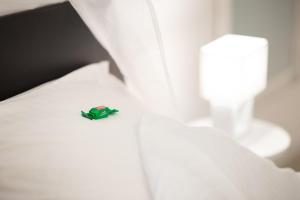 une voiture couleur verte assise au-dessus d'un lit dans l'établissement Villa Hillside Apartment, à Jesenice 35 autres photos