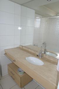 y baño con lavabo y espejo. en Chilean Suites Providencia, en Santiago