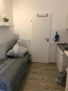 ein Schlafzimmer mit einem Bett und einer weißen Tür in der Unterkunft Fremdenzimmer Sas in Hückelhoven