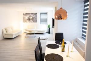 un salon avec une table et un canapé dans l'établissement Villa Hillside Apartment, à Jesenice