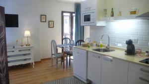 Kuchyňa alebo kuchynka v ubytovaní Casa Armas A, en Zocodover, Casco Histórico