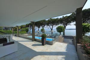 a house with a swimming pool with a view of the water at Hotel San Marco in Peschiera del Garda