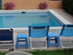 um grupo de cadeiras e uma piscina em Apartment Golf em Star Dojran mais 11 fotografias