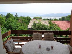 uma mesa e cadeiras numa varanda com vista em Apartment Golf em Star Dojran