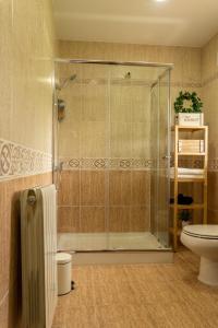 La salle de bains est pourvue d'une douche et de toilettes. dans l'établissement El Mirador de la Atalaya, à Trescasas