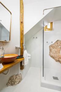 uma casa de banho com um lavatório e um chuveiro em Villa il Vecchio Cortile em Rodes