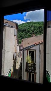 Aussicht aus einem Fenster eines Gebäudes mit einem Balkon in der Unterkunft Petite maison lumineuse et originale en plein centre-ville ! in Foix