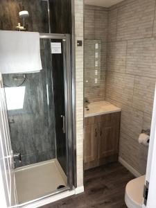 La salle de bains est pourvue d'une douche et d'un lavabo. dans l'établissement The Whalebone Arch, à Whitby