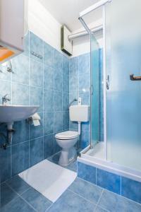 W łazience znajduje się toaleta, umywalka i prysznic. w obiekcie Kelava Rooms w mieście Zadar
