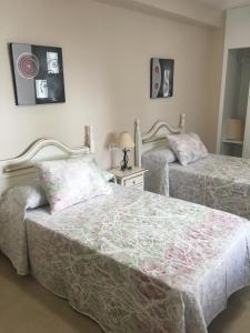 Posteľ alebo postele v izbe v ubytovaní Apartamentos HELA