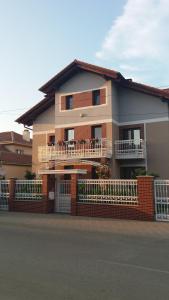 een groot huis met een hek ervoor bij Welcome Apartment in Timişoara
