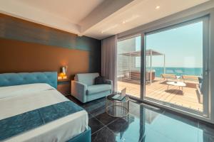 Nautilus Hotel في جيارديني ناكسوس: غرفة فندقية مع سرير وشرفة