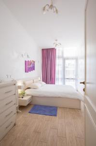 Ένα ή περισσότερα κρεβάτια σε δωμάτιο στο Apartament First Line
