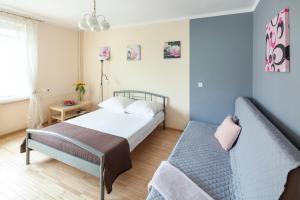 a bedroom with a bed and a couch at Sleepy3city Slaska 31 in Gdynia