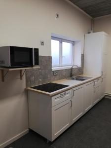 Kuchyň nebo kuchyňský kout v ubytování Lommel-inn + 8 fotografií