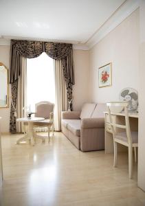 una sala de estar con una cama y una mesa en Hotel Burghof, en Hof
