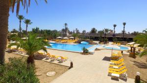 בריכת השחייה שנמצאת ב-Dar El Manara Djerba Hotel & Aparts או באזור