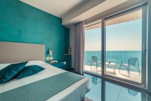 贾迪尼-纳克索斯Nautilus Hotel的一间带床的卧室，可欣赏海景