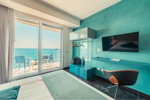 Nautilus Hotel في جيارديني ناكسوس: غرفة نوم مطلة على المحيط