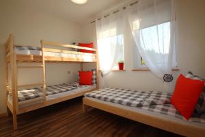 Łóżko lub łóżka w pokoju w obiekcie ApartDębki