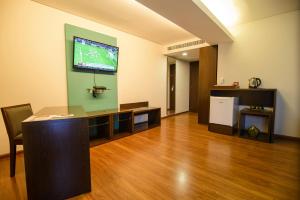 Μια τηλεόραση ή/και κέντρο ψυχαγωγίας στο Awa Resort Hotel