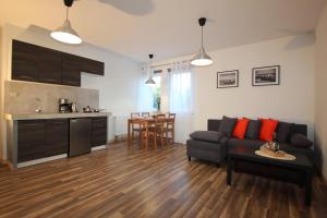 Kuchnia lub aneks kuchenny w obiekcie ApartDębki