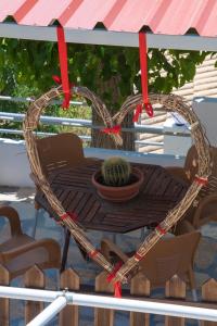 un corazón de mimbre con un cactus en una mesa en Manthiata Studios, en Exanthia