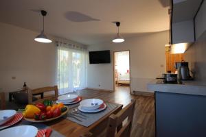Kuchnia lub aneks kuchenny w obiekcie ApartDębki