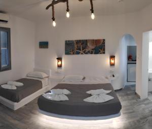 Posteľ alebo postele v izbe v ubytovaní Grey Rooms Naxos