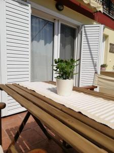 einem Holztisch mit Topfpflanze auf einer Veranda in der Unterkunft Forest 22 in Kavala