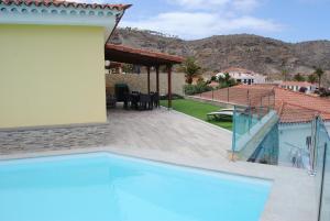 uma casa com uma piscina e um pátio em Villa Sunset Tauro em Mogán