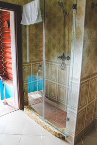 アクサイにあるGuest house Sudarのバスルーム(ガラスドア付きのシャワー付)