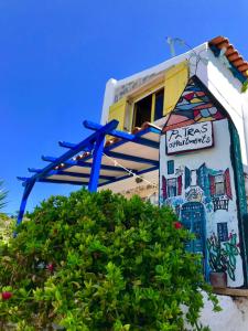um edifício com uma pintura ao lado dele em Patras Apartments em Fourni Ikarias