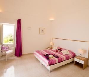 Un dormitorio con una cama grande con una manta morada. en Villa Marilisa, en Conca dei Marini 87 fotos más