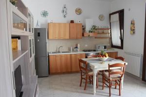 Kuchyň nebo kuchyňský kout v ubytování GUEST HOUSE ZIO MICHELE - CINISI