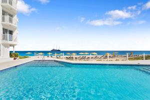 Kolam renang di atau dekat dengan Turtle's Nest Beach Resort