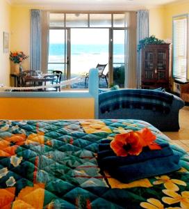 Un dormitorio con una cama con una flor. en Al Mare Beachfront Retreat Award Winner en The Entrance