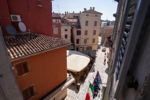 Nespecifikovaný výhled na destinaci Rovinj nebo výhled na město při pohledu z apartmánu
