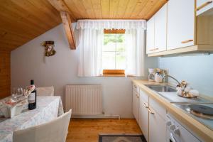 Kuchyň nebo kuchyňský kout v ubytování Naturkräuterhaus Eder