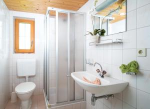 Koupelna v ubytování Naturkräuterhaus Eder + 25 fotografií