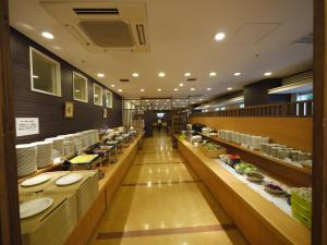 Reštaurácia alebo iné gastronomické zariadenie v ubytovaní Hotel Route-Inn Osaka Honmachi